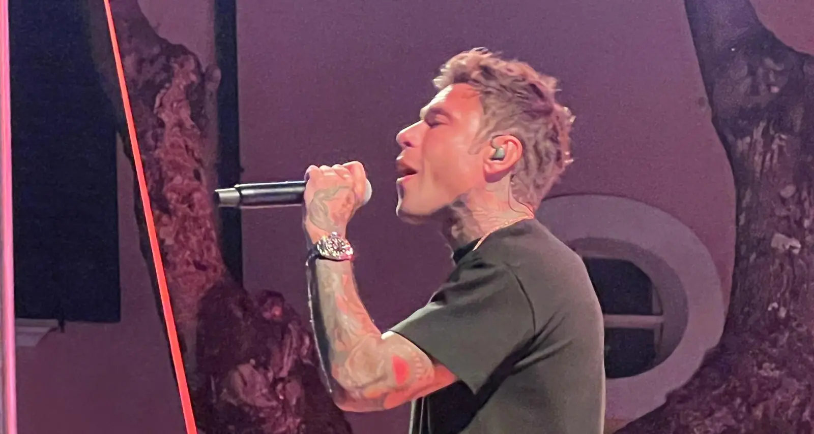 Fedez ferma il tour dopo il ricovero e annulla (anche) una data in Calabria: «Il corpo urla pietà»\n