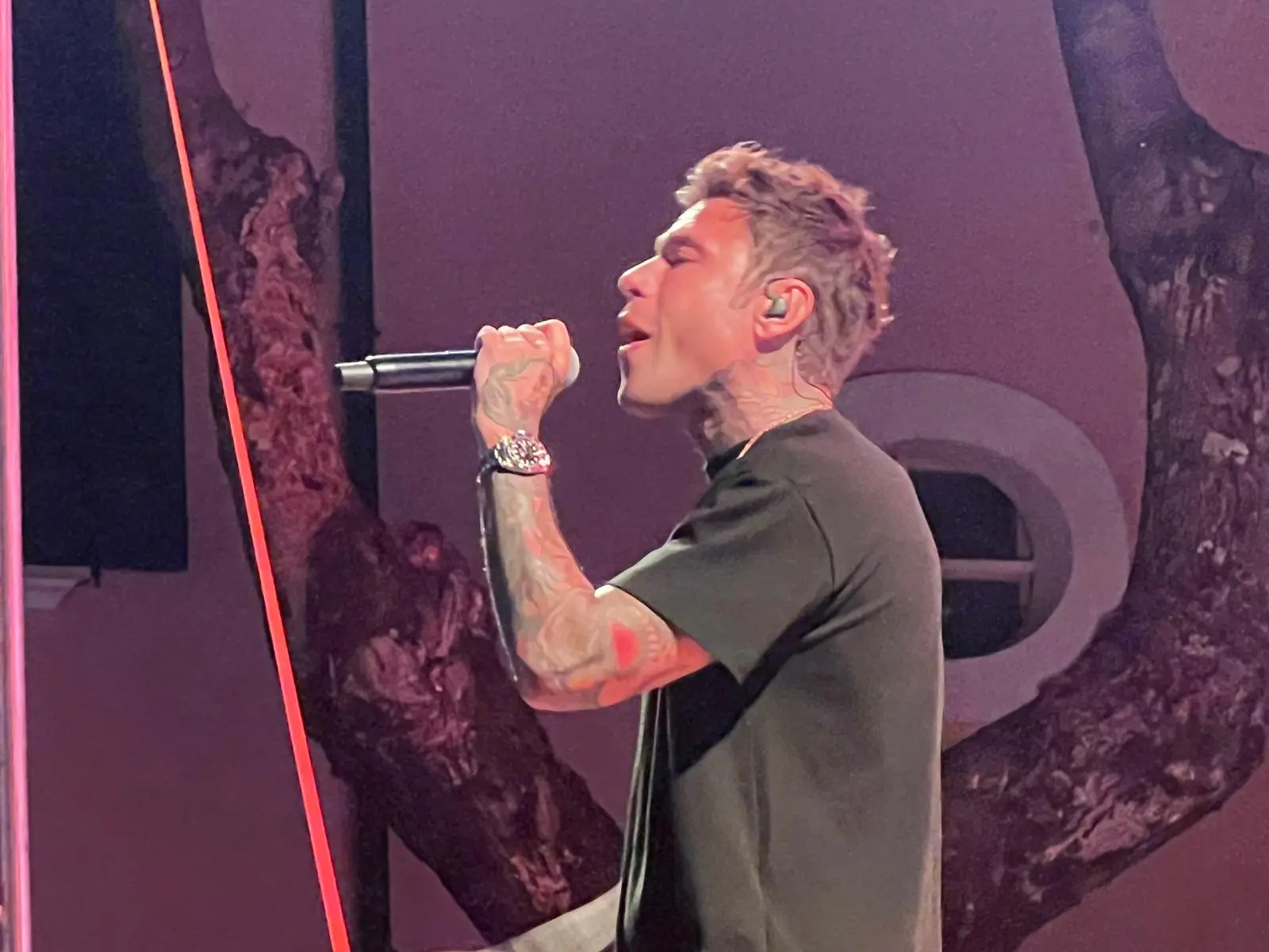 Fedez ferma il tour dopo il ricovero e annulla (anche) una data in Calabria: «Il corpo urla pietà»\n