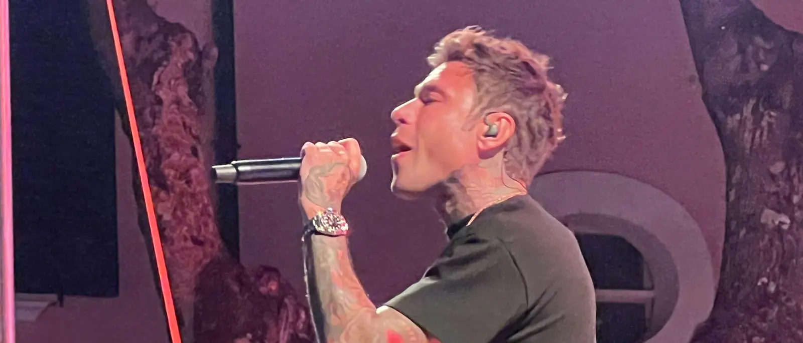 Fedez ferma il tour dopo il ricovero e annulla (anche) una data in Calabria: «Il corpo urla pietà»\n