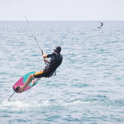 <p>Incidente in kitesurf a Camini, il 35enne catanzarese salvato da un giovane finanziere</p>