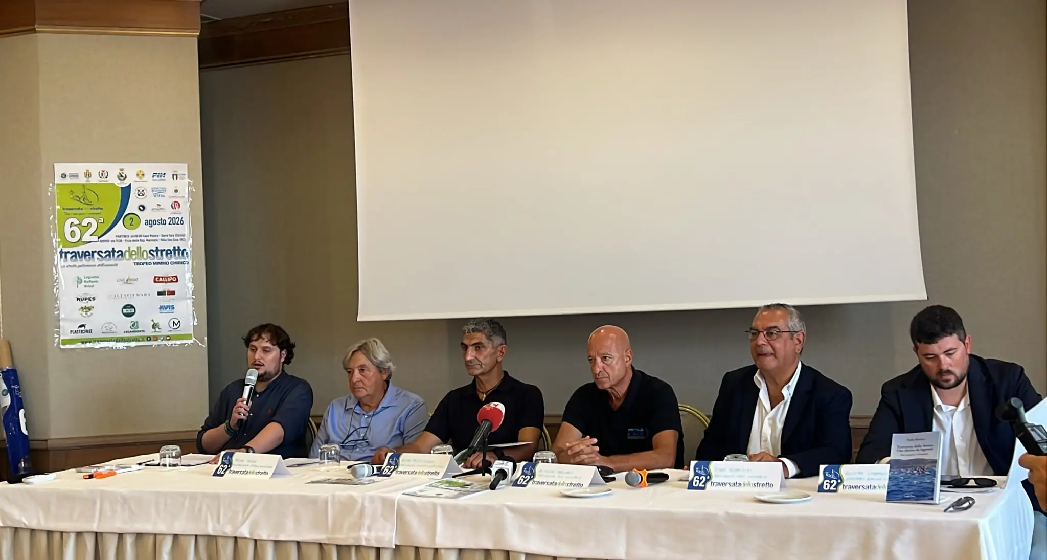 La 62ª Traversata dello Stretto riabbraccia il faro di Punta Pezzo in un'edizione da record tecnico\n