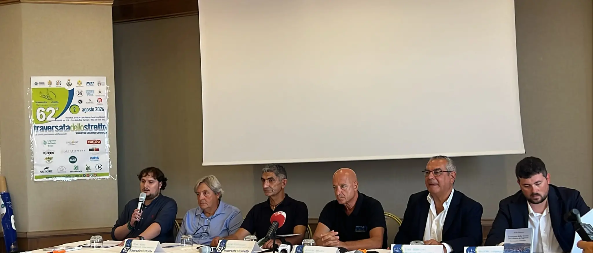 La 62ª Traversata dello Stretto riabbraccia il faro di Punta Pezzo in un'edizione da record tecnico\n