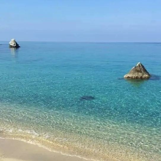 Dramma a Parghelia, turista muore in spiaggia per un malore improvviso: inutili i soccorsi\n
