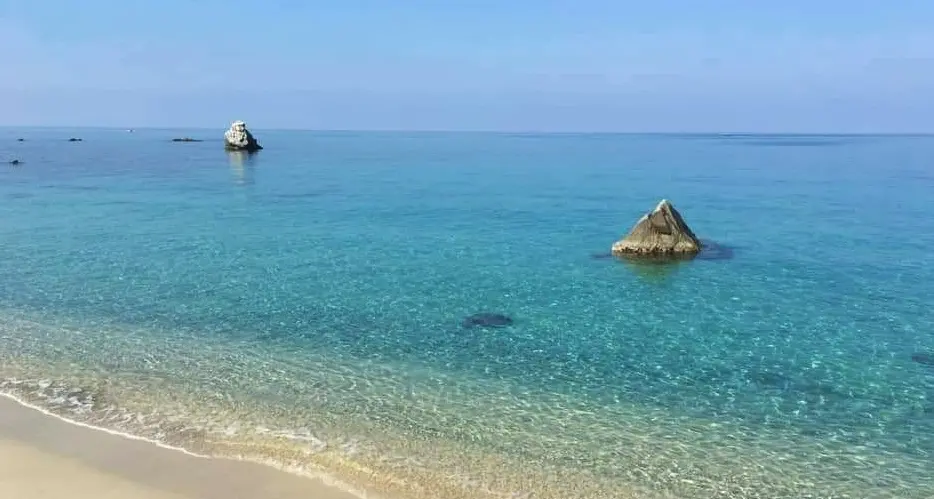 Dramma a Parghelia, turista muore in spiaggia per un malore improvviso: inutili i soccorsi\n