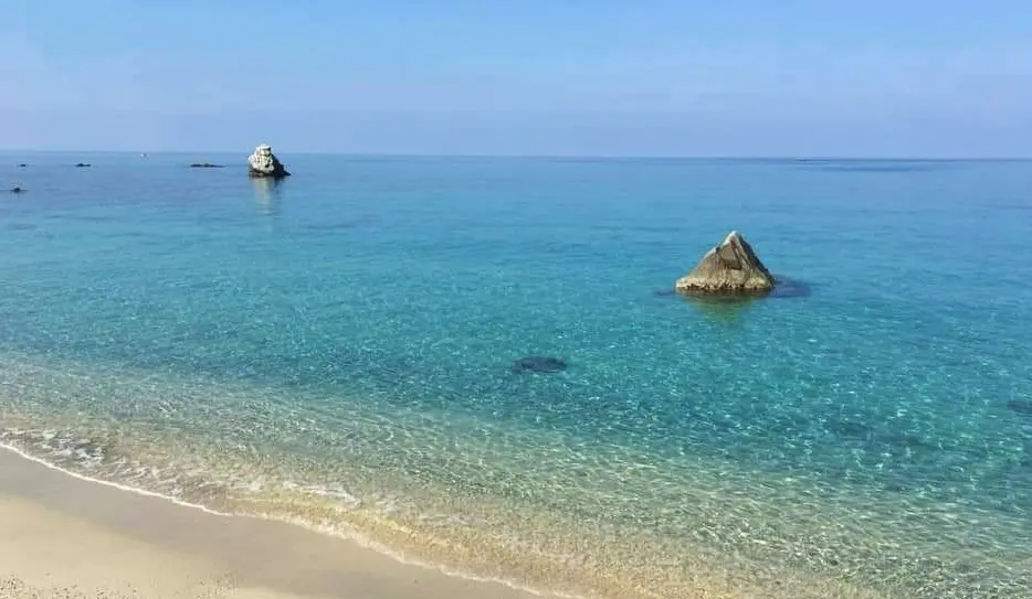 Dramma a Parghelia, turista muore in spiaggia per un malore improvviso: inutili i soccorsi\n