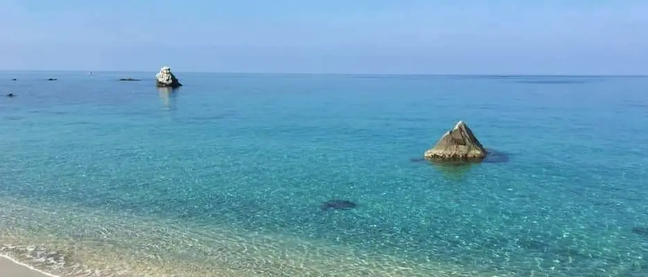 Dramma a Parghelia, turista muore in spiaggia per un malore improvviso: inutili i soccorsi\n