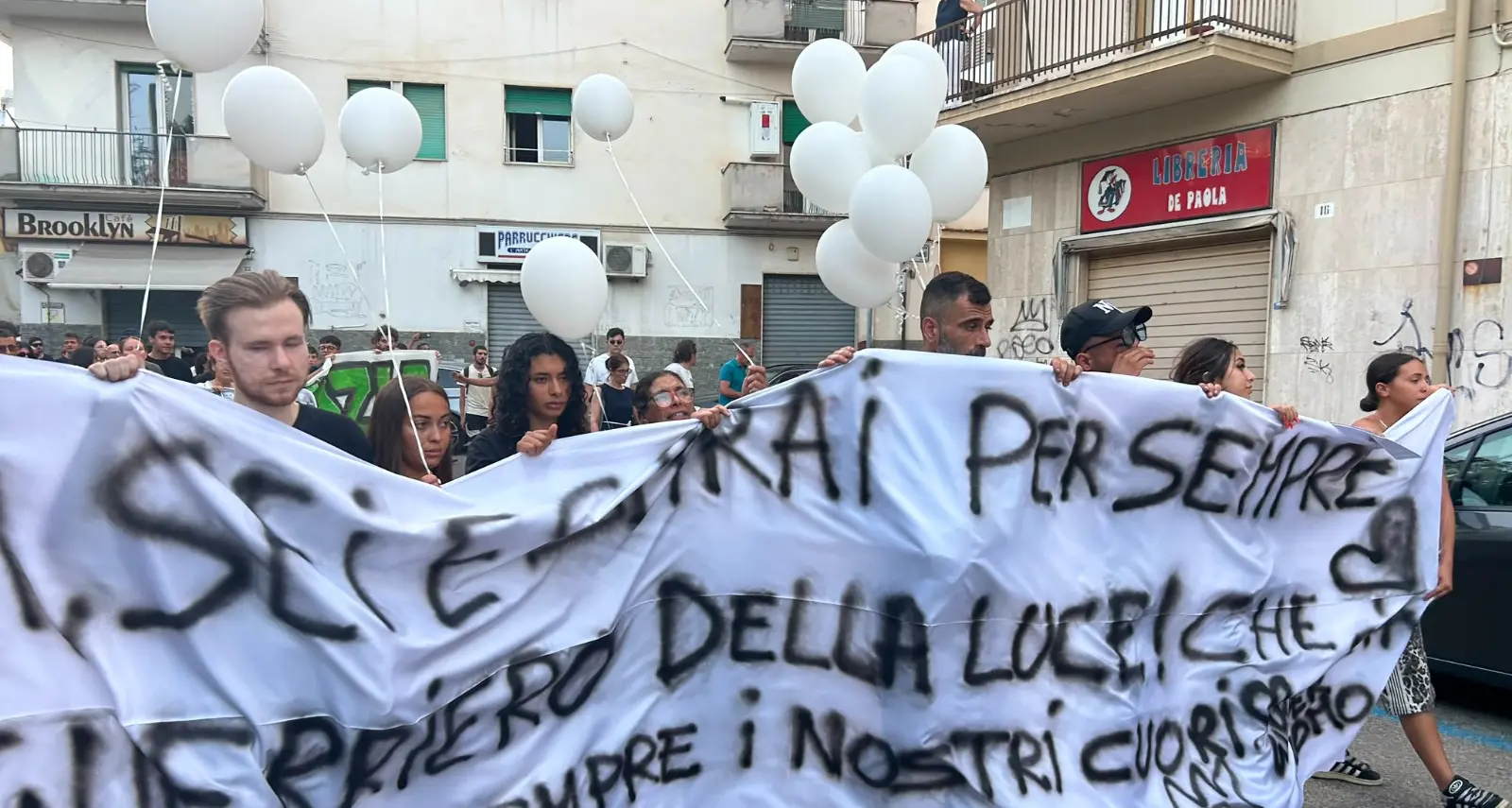 <p>In centinaia in corteo a Cosenza<span style=\"color:hsl(0,75%,60%);\"> per chiedere verità</span> sulla morte di Momo mentre era in corso l’autopsia</p>