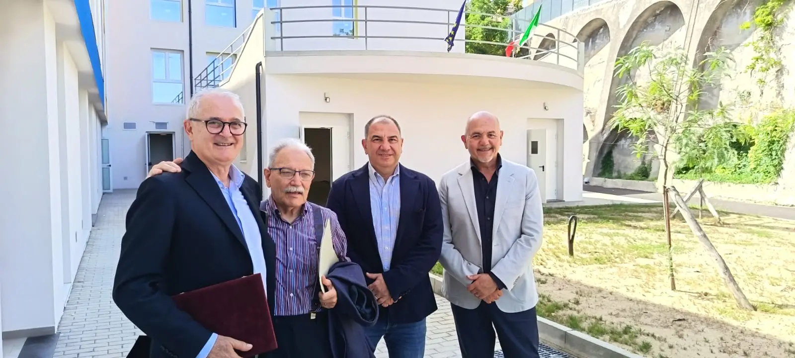 Diritto allo studio e posti alloggio: consegnate le chiavi dell’ex scuola Chimirri, il nuovo complesso residenziale dell’UMG\u00A0nel centro di Catanzaro\n