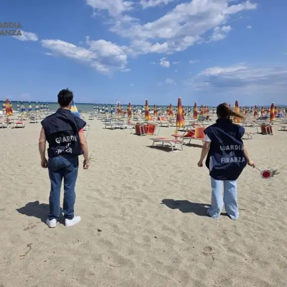 Blitz in spiaggia: la Finanza scopre sette lavoratori in nero sullo Ionio cosentino\n