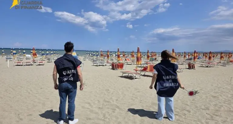 Blitz in spiaggia: la Finanza scopre sette lavoratori in nero sullo Ionio cosentino\n