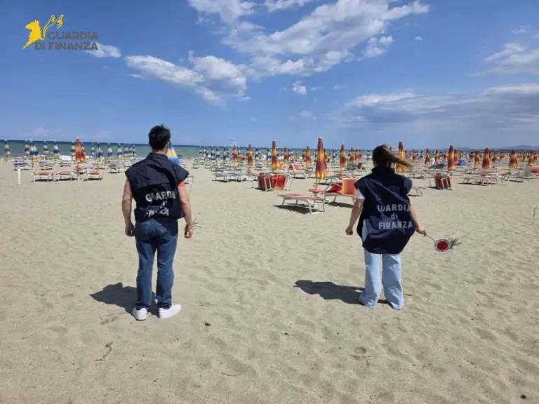 Blitz in spiaggia: la Finanza scopre sette lavoratori in nero sullo Ionio cosentino\n