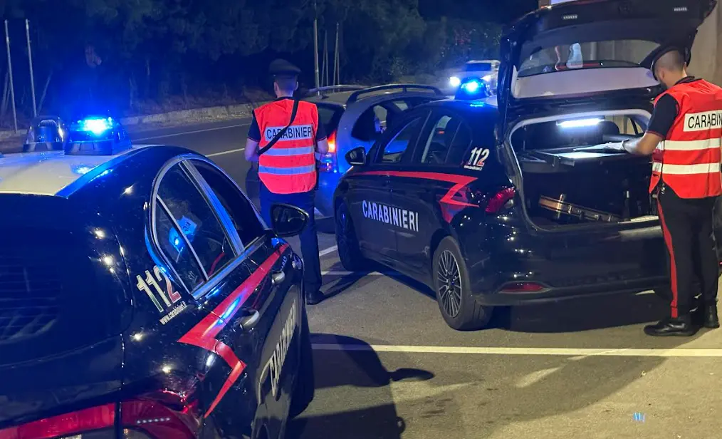 Sicurezza stradale e movida, controlli dei Carabinieri lungo la SS106 e nei luoghi di intrattenimento estivo tra Simeri Crichi e Belcastro\u00A0\n