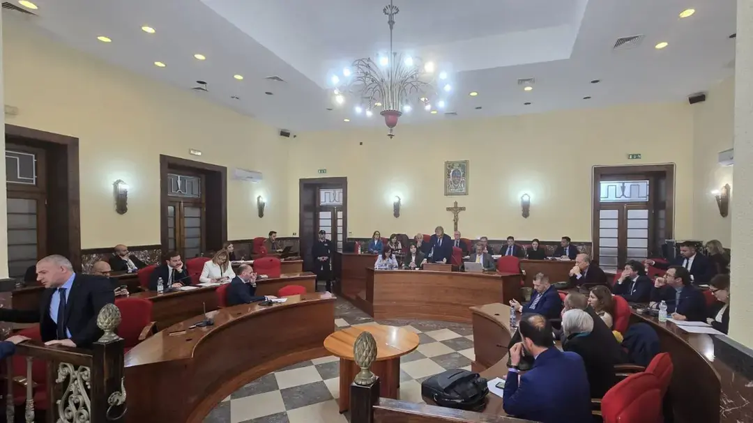 Vibo, il Consiglio comunale torna in aula: dal Piano spiaggia alla delocalizzazione dei depositi costieri, 16 punti all’ordine del giorno
