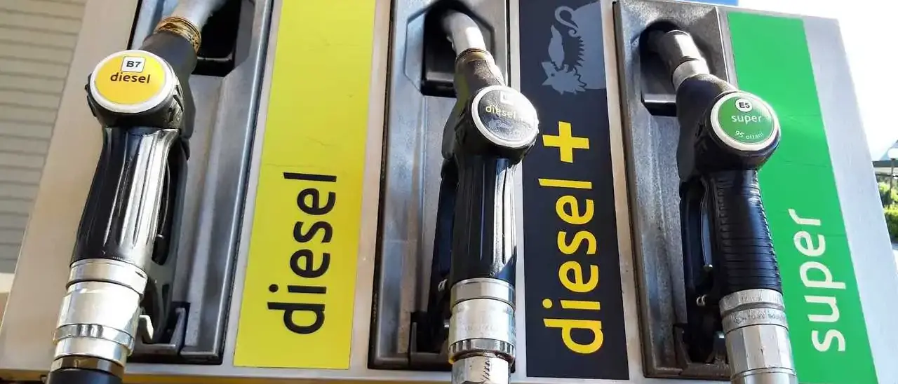 Gasolio, lo sconto c’è ma non si vede: «In Calabria prezzi uguali e chi ha l’auto a benzina piange»\n