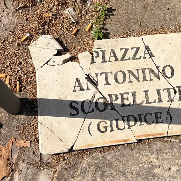 A Polistena nuovo sfregio al ricordo del Giudice Scopelliti, Tripodi: «Un gesto indegno che offende l’intera città. Riporremo la targa distrutta»\n