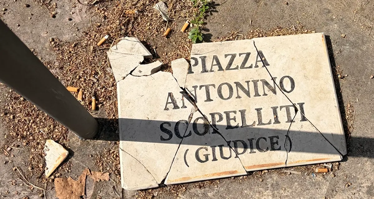 A Polistena nuovo sfregio al ricordo del Giudice Scopelliti, Tripodi: «Un gesto indegno che offende l’intera città. Riporremo la targa distrutta»\n