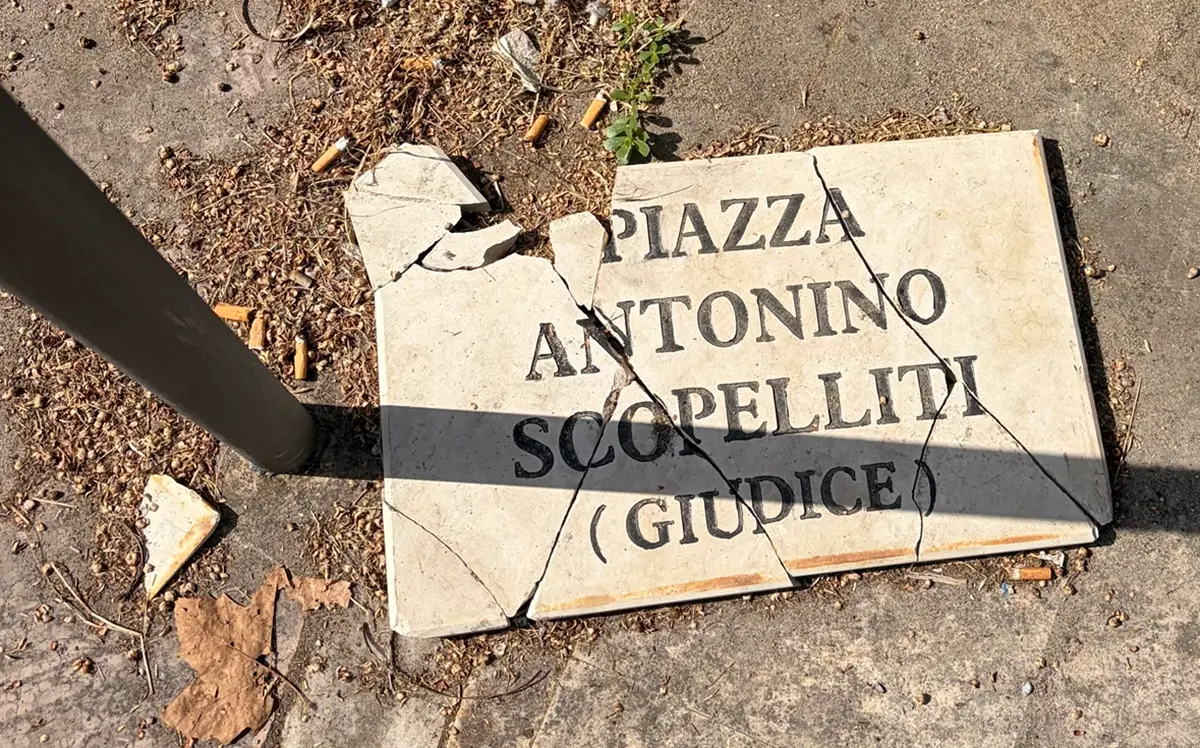 A Polistena nuovo sfregio al ricordo del Giudice Scopelliti, Tripodi: «Un gesto indegno che offende l’intera città. Riporremo la targa distrutta»\n