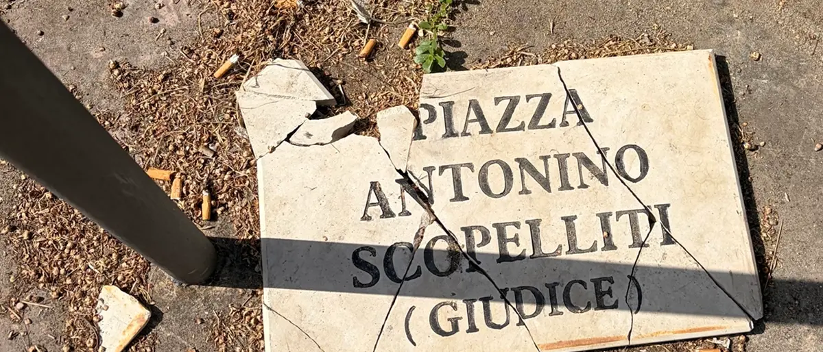 A Polistena nuovo sfregio al ricordo del Giudice Scopelliti, Tripodi: «Un gesto indegno che offende l’intera città. Riporremo la targa distrutta»\n