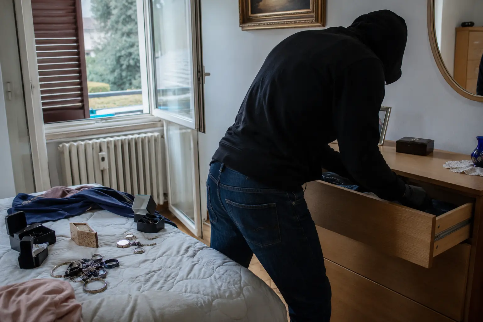 «La sua auto è stata usata per una rapina»: la truffa del finto finanziere arriva a Lamezia, nel mirino gli anziani\n