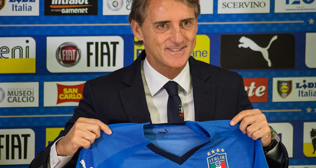<p>È <span style=\"color:hsl(0, 75%, 60%);\">Roberto Mancini </span>il nuovo commissario tecnico della Nazionale di calcio: ritorno al passato dopo il flop Pirlo</p>