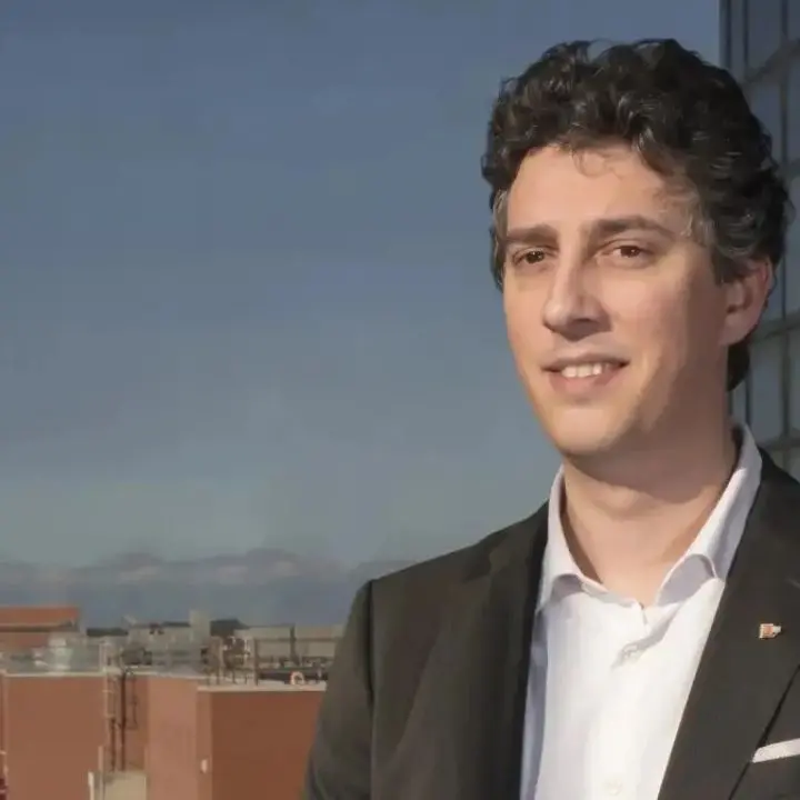 Unical, Mario Ferraro premiato dalla Società Italiana di Fisica per gli studi sulla luce\n