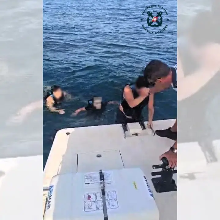 Sfiorato un naufragio al porto di Crotone: la guardia costiera salva quattro persone, tra cui due minori\n