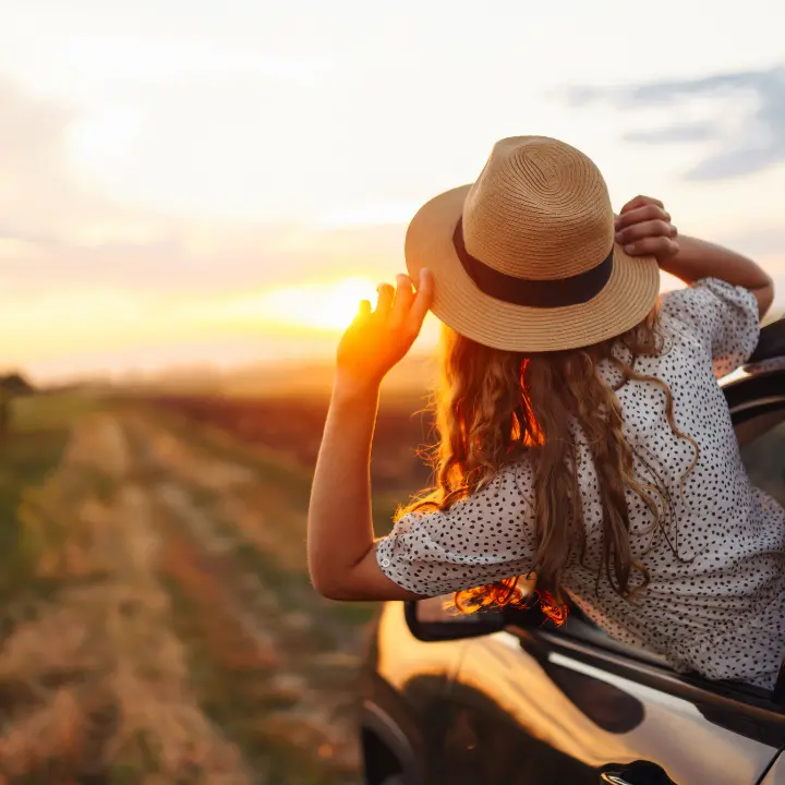 Vacanze in Calabria, arrivarci costa sempre di più: fino al +57% per i treni, voli oltre i 500 euro (solo andata)\n