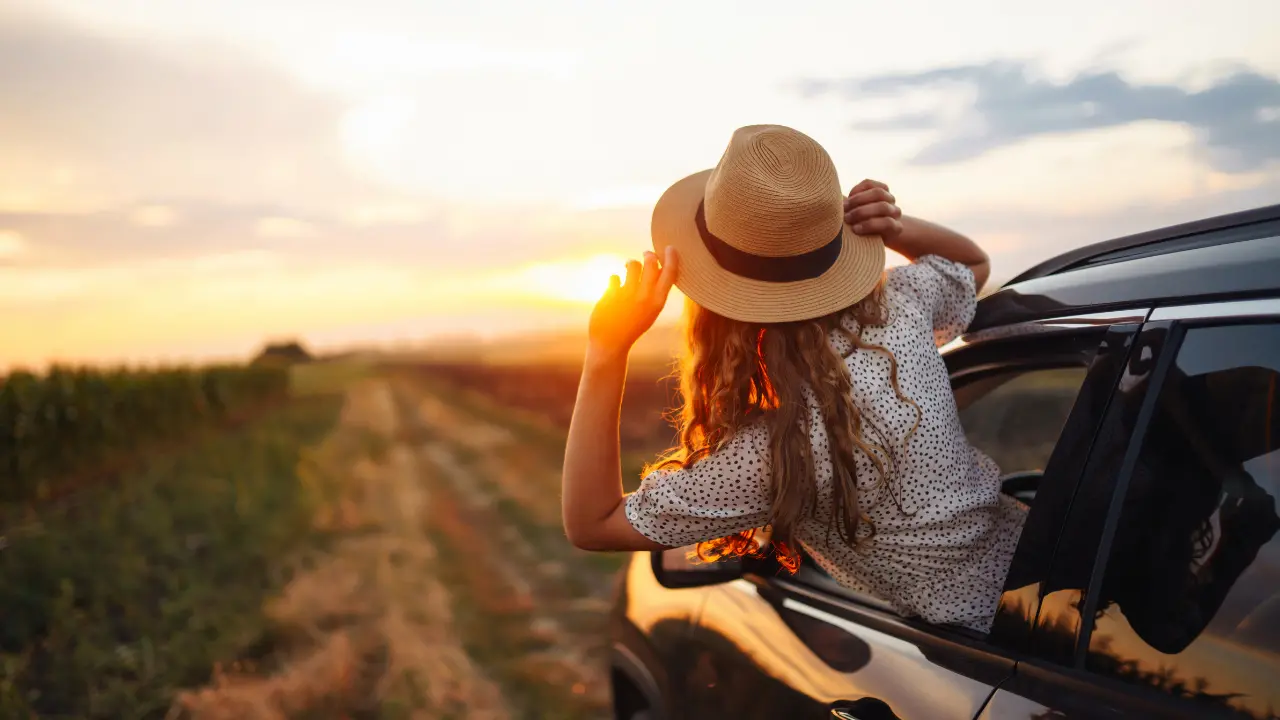 <p>Vacanze in Calabria, arrivarci <span style=\"color:hsl(0, 75%, 60%);\">costa sempre di più</span>: fino al +57% per i treni, voli oltre i 500 euro (solo andata)</p>