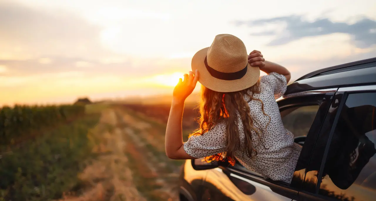 Vacanze in Calabria, arrivarci costa sempre di più: fino al +57% per i treni, voli oltre i 500 euro (solo andata)\n