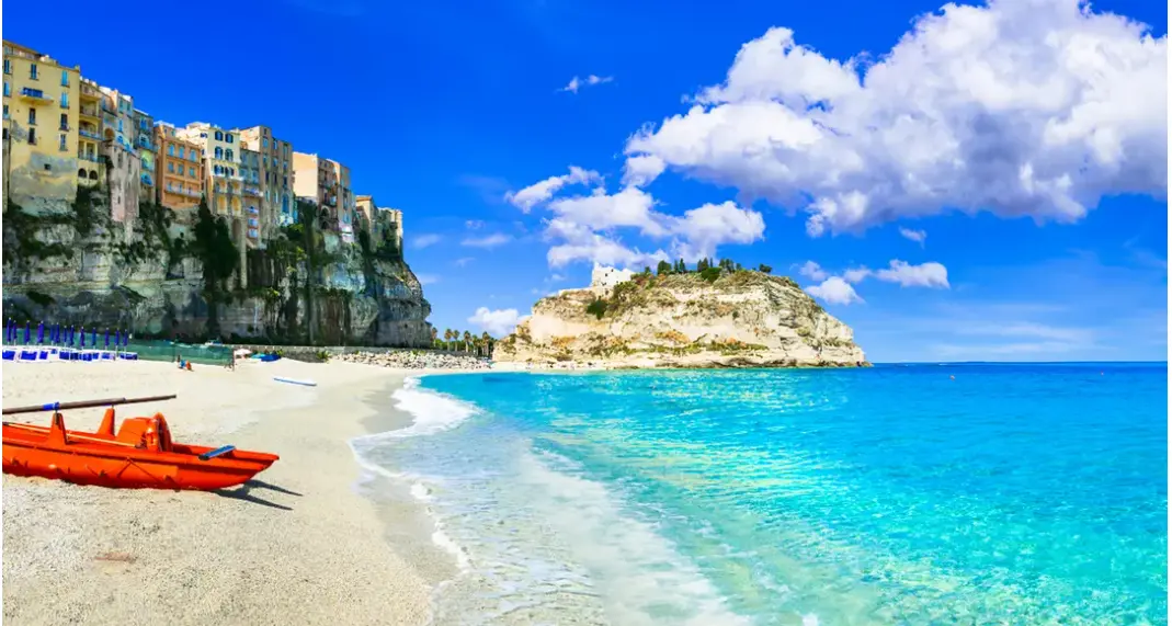 Tropea sempre più cara, raggiungere il Vibonese costa di più: vacanze d’agosto fuori dalla portata di molte famiglie\n