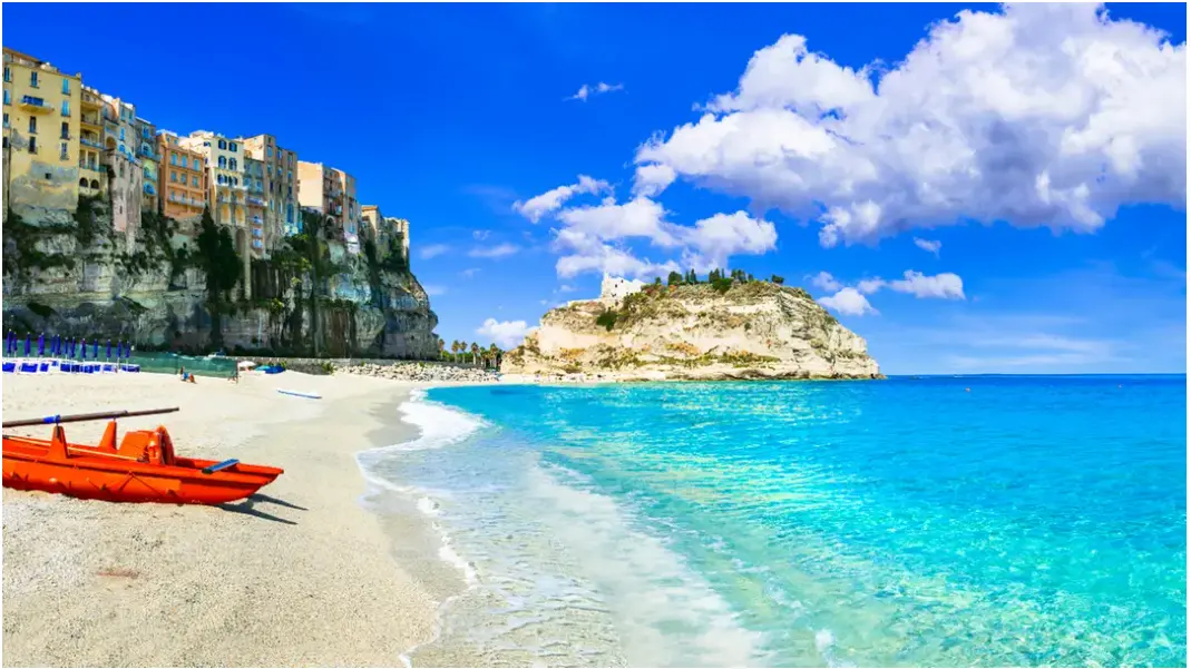Tropea sempre più cara, raggiungere il Vibonese costa di più: vacanze d’agosto fuori dalla portata di molte famiglie\n