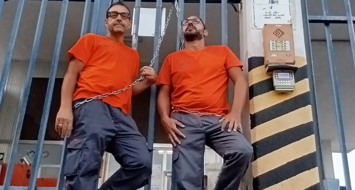 Centrale Enel di Rossano, due lavoratori si incatenano ai cancelli: protesta contro il taglio delle ore\n