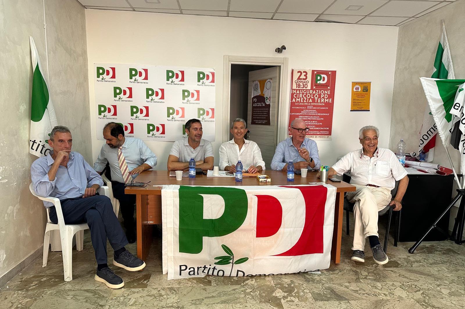 Manifestazione del Pd davanti all’aeroporto di Lamezia, con amministratori e rappresentanti locali che chiedono un ruolo strategico per lo scalo