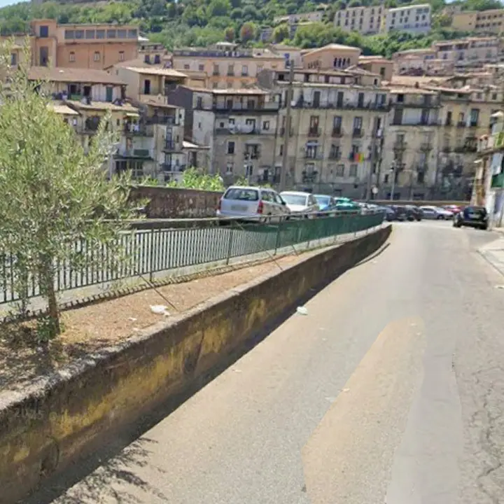 Cosenza, trova\u00A0un bancomat con PIN e lo consegna ai Carabinieri: l'esempio di un adolescente\u00A0\n
