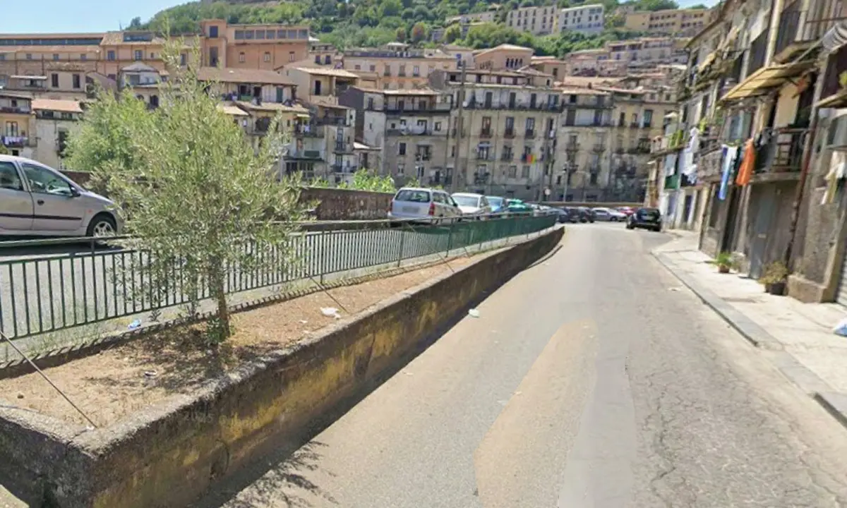 Cosenza, trova\u00A0un bancomat con PIN e lo consegna ai Carabinieri: l'esempio di un adolescente\u00A0\n