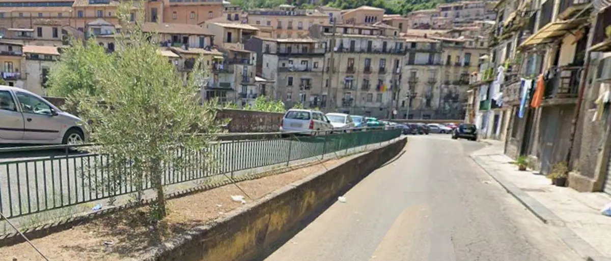 Cosenza, trova\u00A0un bancomat con PIN e lo consegna ai Carabinieri: l'esempio di un adolescente\u00A0\n