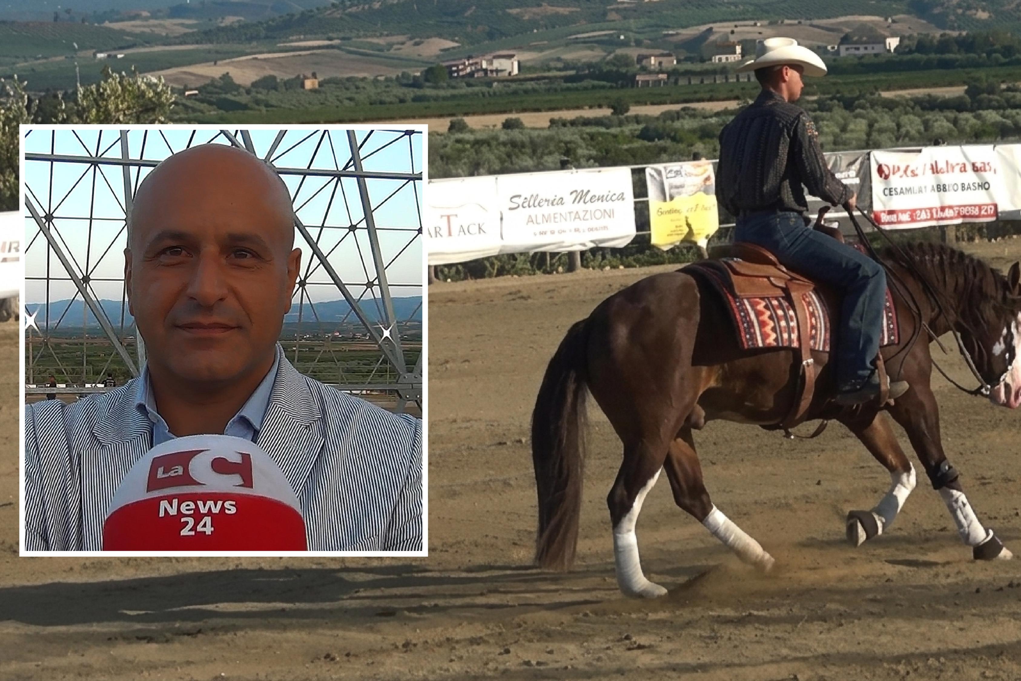 Cavalieri e cavalli in gara durante una manifestazione di reining in Calabria, con pubblico e organizzatori in campo