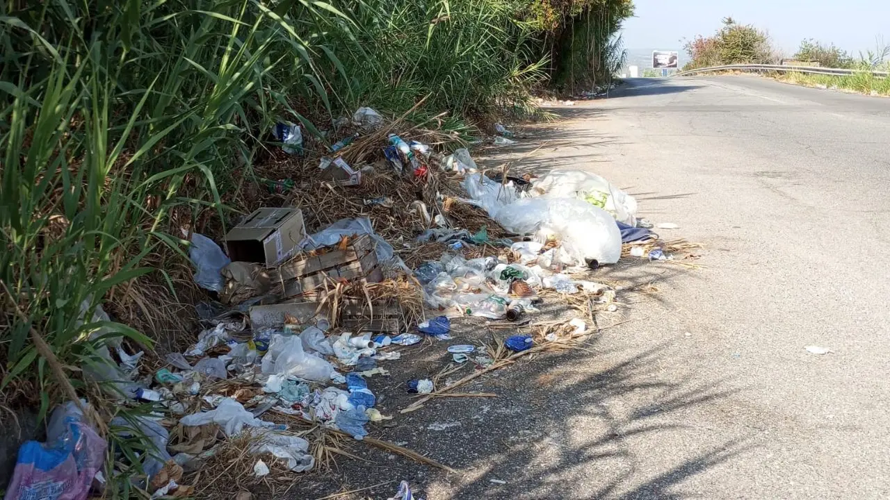 Degrado e incuria sfregiano il “paradiso”\u00A0dei turisti: lo spettacolo indegno della Costa degli Dei (e della monnezza)\n