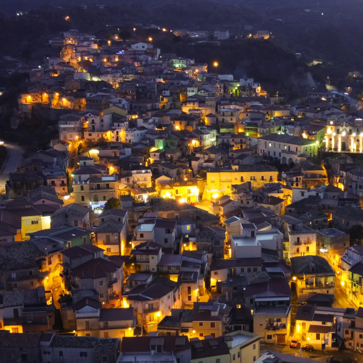 “Satriano s'imborga”: si accende l’estate nel borgo ionico con un agosto ricco di cultura, musica e tradizioni. Il cartellone\u00A0\n
