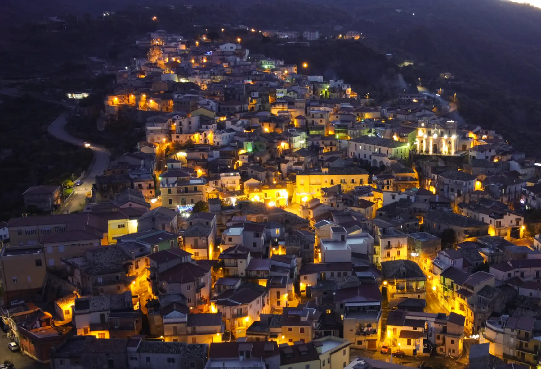 “Satriano s'imborga”: si accende l’estate nel borgo ionico con un agosto ricco di cultura, musica e tradizioni. Il cartellone\u00A0\n