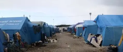 San Ferdinando, i giorni dello sgombero della tendopoli: migranti trasferiti nelle palazzine di Rosarno\n