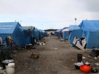 San Ferdinando, i giorni dello sgombero della tendopoli: migranti trasferiti nelle palazzine di Rosarno