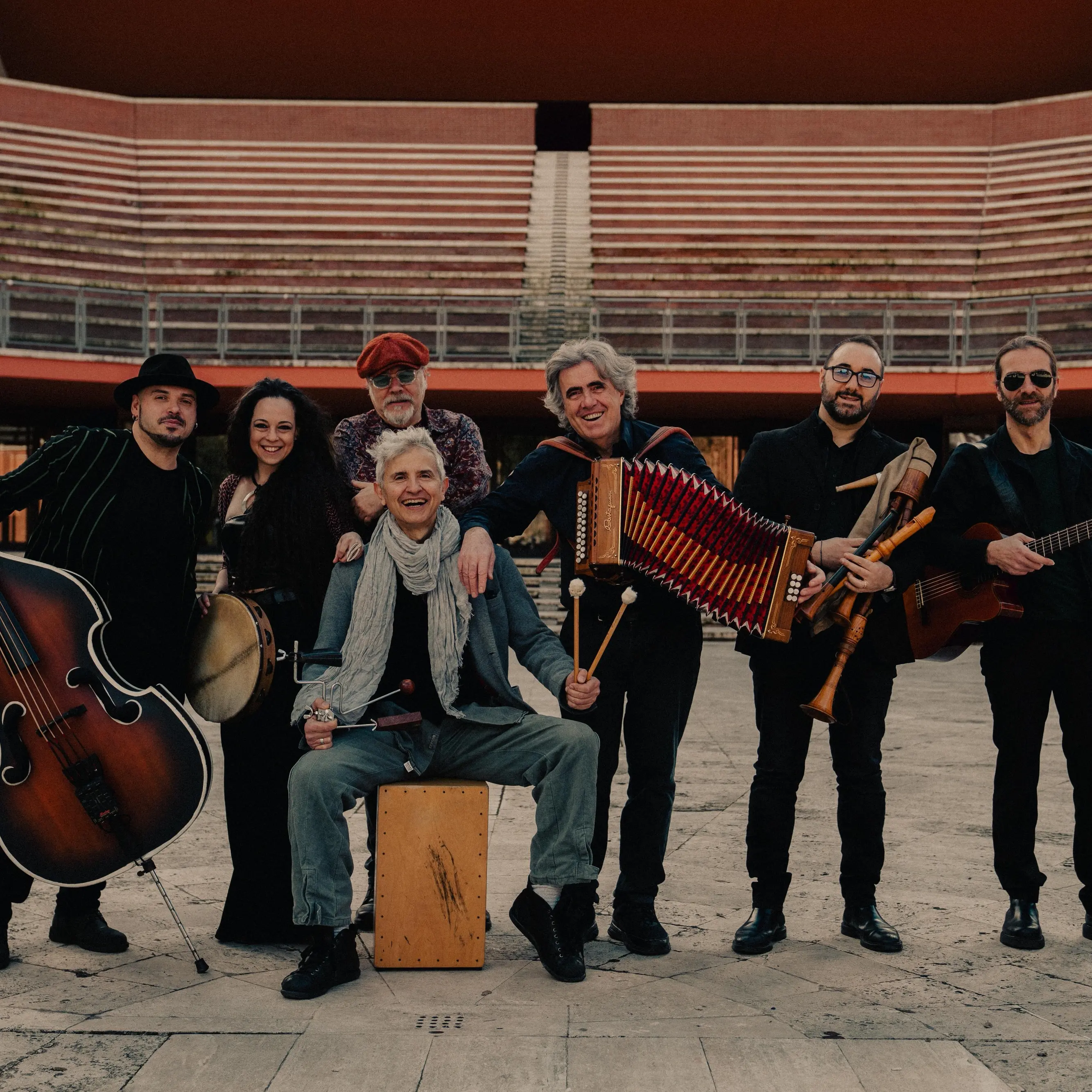 Ambrogio Sparagna e l’Orchestra Popolare Italiana protagonisti di una grande festa del Mediterraneo tra musica, sapori, danza e identità\n
