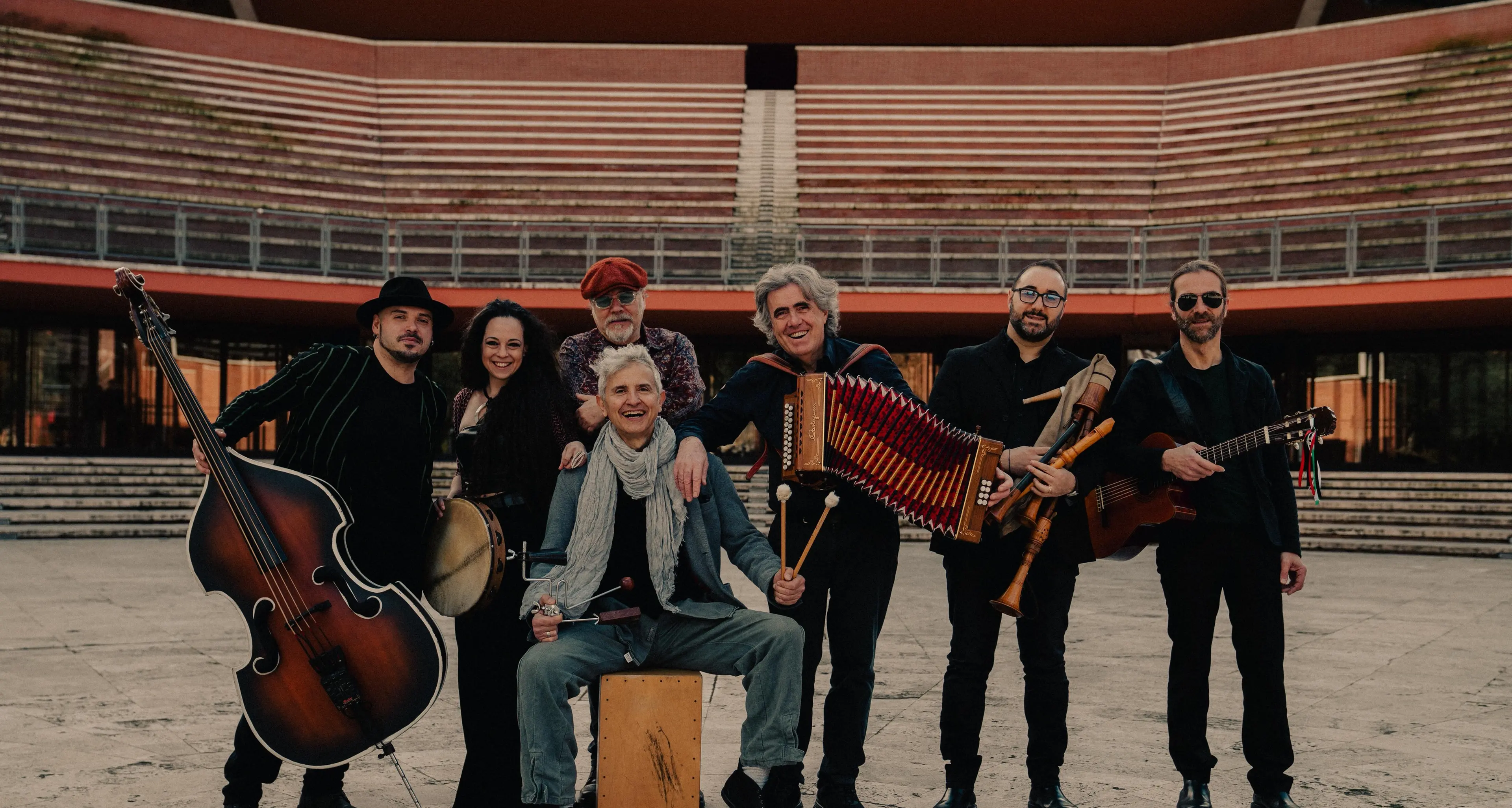 Ambrogio Sparagna e l’Orchestra Popolare Italiana protagonisti di una grande festa del Mediterraneo tra musica, sapori, danza e identità\n