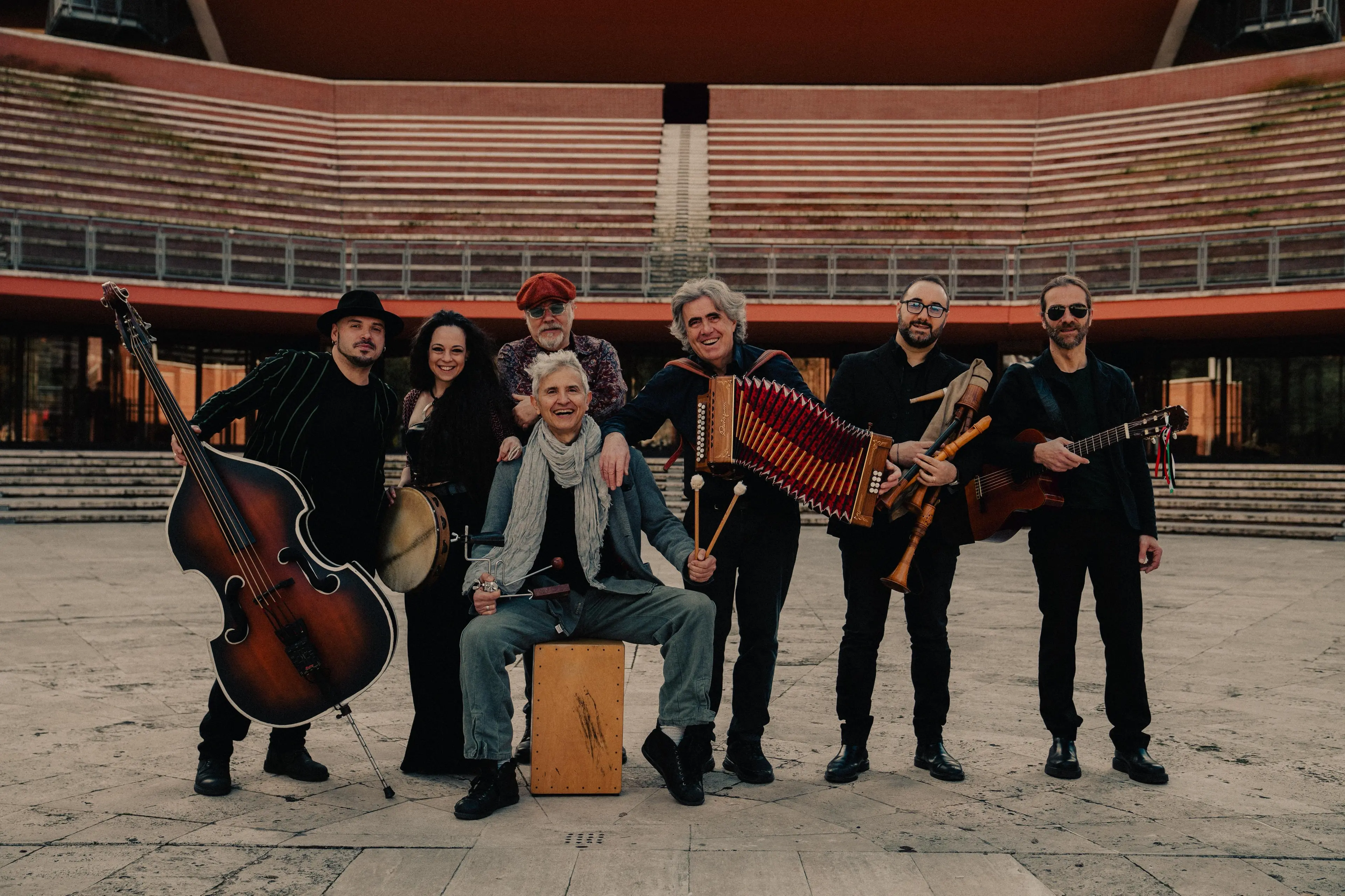 Ambrogio Sparagna e l’Orchestra Popolare Italiana protagonisti di una grande festa del Mediterraneo tra musica, sapori, danza e identità\n