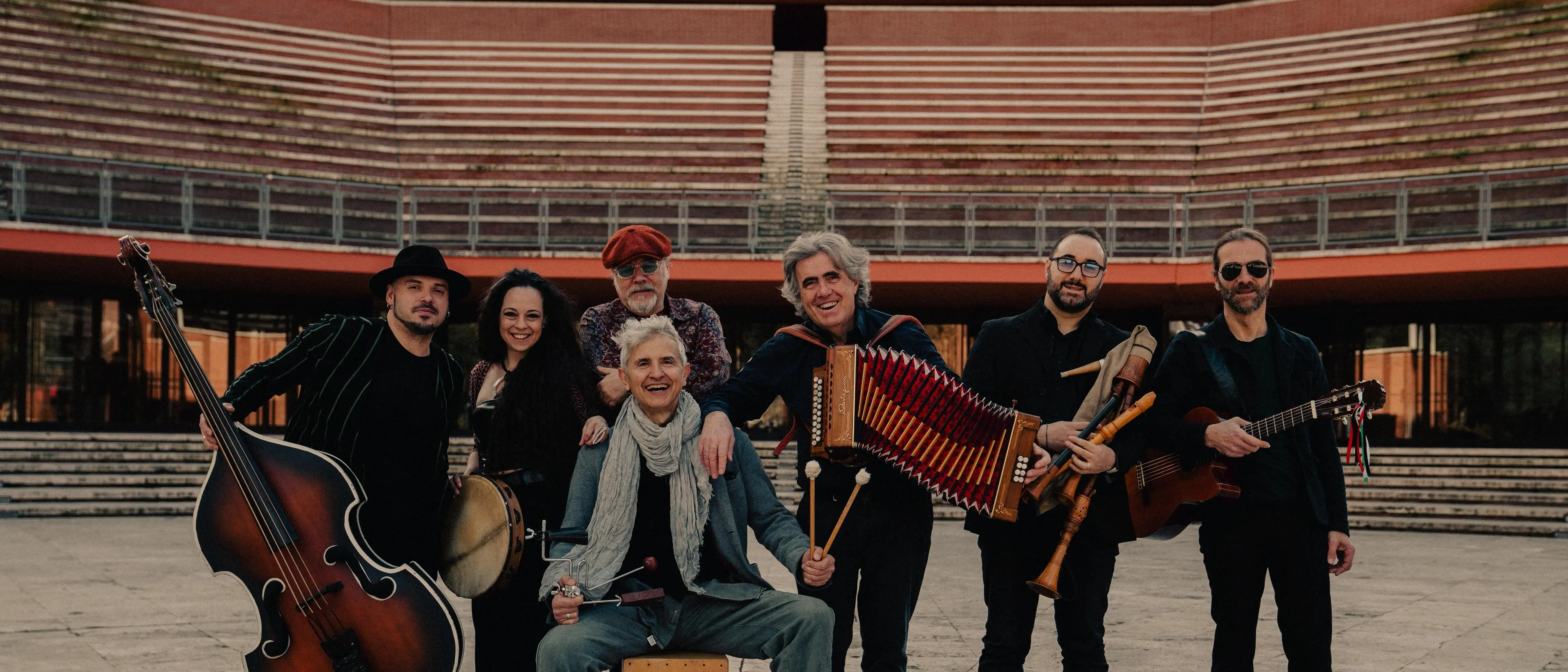 Ambrogio Sparagna e l’Orchestra Popolare Italiana protagonisti di una grande festa del Mediterraneo tra musica, sapori, danza e identità\n