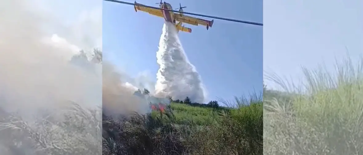 Vasto incendio di vegetazione a Lamezia, tre mezzi aerei al lavoro per spegnere le fiamme –\u00A0VIDEO\u00A0\n