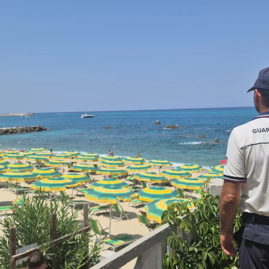 Spiagge occupate abusivamente a Parghelia: la Guardia costiera sequestra ombrelloni\u00A0e lettini e libera 1300 metri quadri\n
