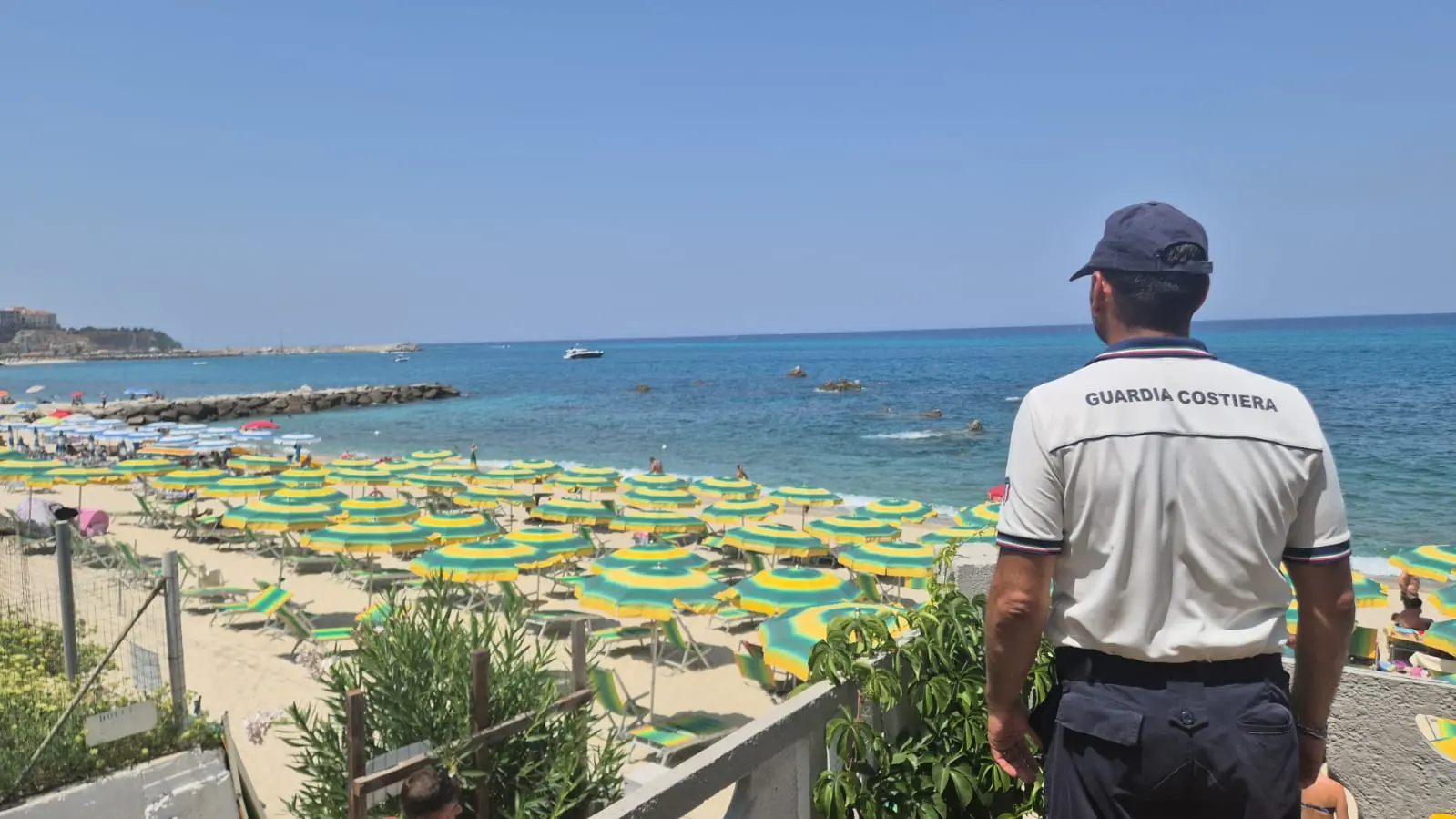 Spiagge occupate abusivamente a Parghelia: la Guardia costiera sequestra ombrelloni\u00A0e lettini e libera 1300 metri quadri\n