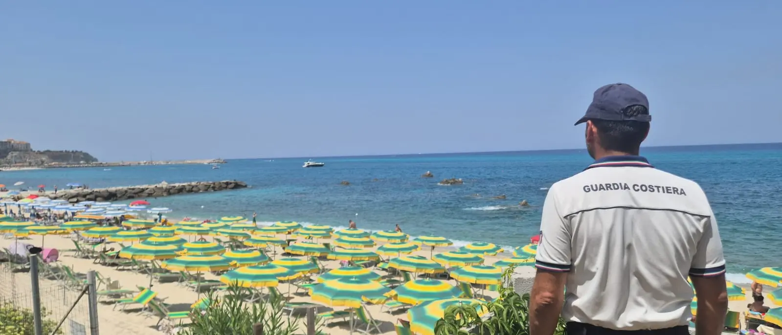 Spiagge occupate abusivamente a Parghelia: la Guardia costiera sequestra ombrelloni\u00A0e lettini e libera 1300 metri quadri\n